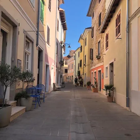 Апартаменты Old Town With Parking
